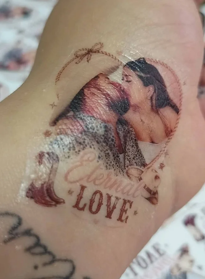 Ejemplo de tatuaje temporal personalizado aplicado en la piel